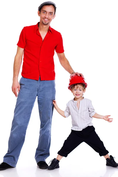 빨간 헬멧에 흰색 배경에 포즈 가족의 초상화 — 스톡 사진