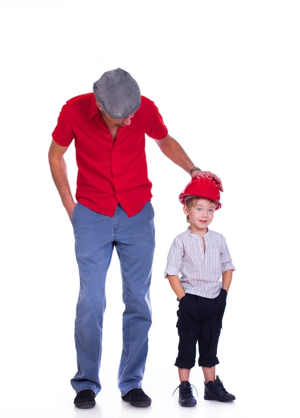 Retrato de família posando no fundo branco no capacete vermelho — Fotografia de Stock