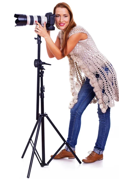 Retrato de menina bonita posando no fundo branco com camer — Fotografia de Stock