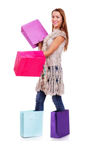 Retrato de chica hermosa posando sobre fondo blanco con shopp —  Fotos de Stock