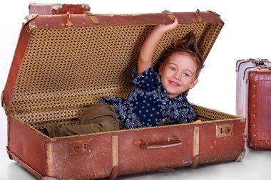 Çanta beyaz zemin üzerine poz yakışıklı çocuk portresi