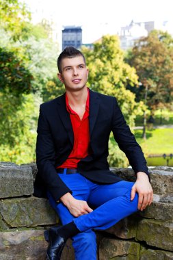 İyi günler dışında poz yakışıklı bir adam portresi