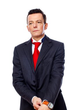 Studio beyaz zemin üzerine poz yakışıklı bir adam portresi