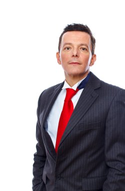 Studio beyaz zemin üzerine poz yakışıklı bir adam portresi