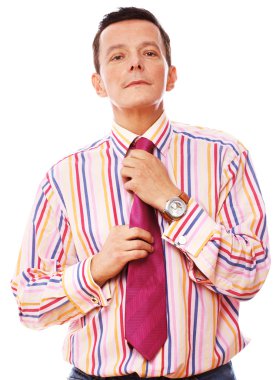 Studio beyaz zemin üzerine poz yakışıklı bir adam portresi