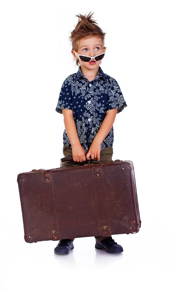 Retrato de garoto bonito posando no fundo branco com saco — Fotografia de Stock