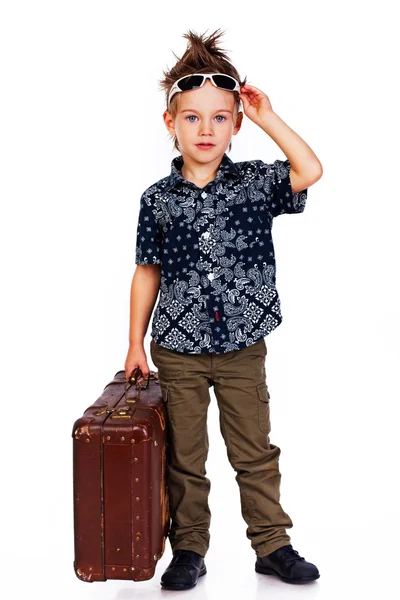 Jóképű gyerek pózol a fehér háttér, táska portréja — Stock Fotó