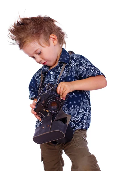 Retrato de garoto bonito posando no fundo branco com câmera — Fotografia de Stock