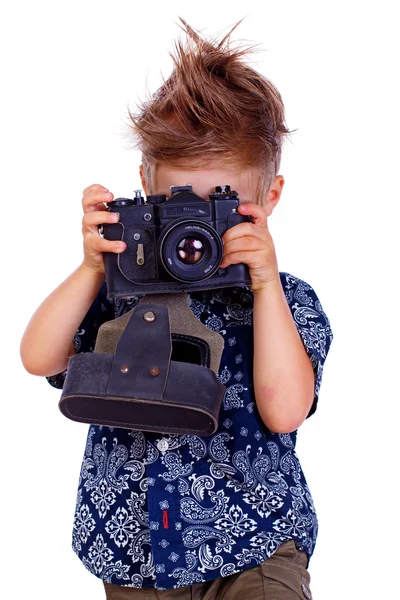 Retrato de garoto bonito posando no fundo branco com câmera — Fotografia de Stock