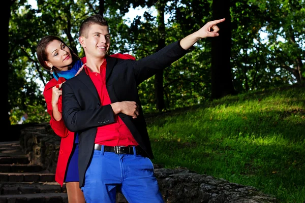 Portrait of couple posing in park — Stock Photo, Image