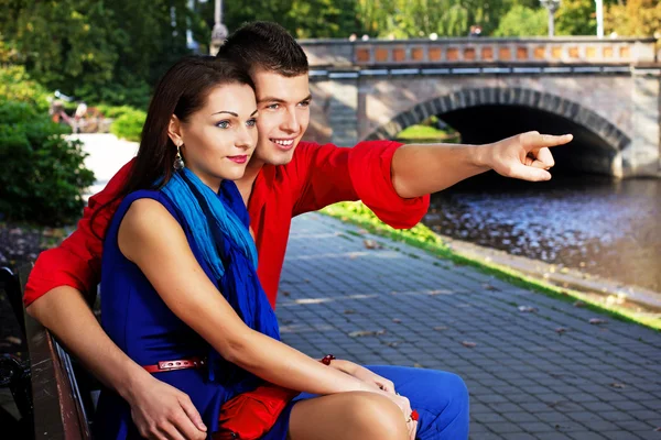 Retrato de casal de amantes posando no parque da cidade — Fotografia de Stock