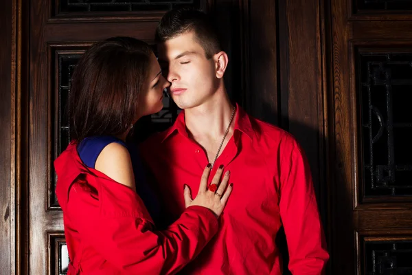 Retrato de pareja posando cerca de la casa —  Fotos de Stock