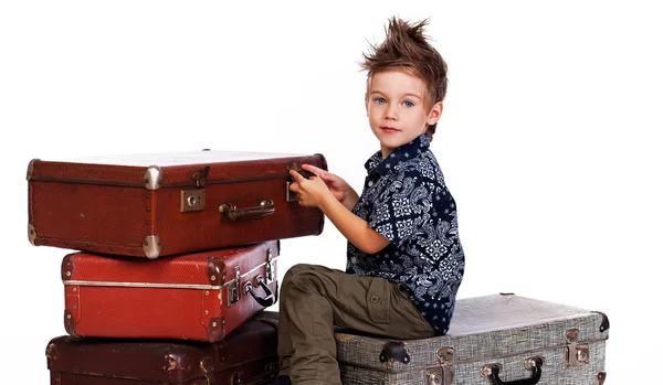 Retrato de niño guapo posando sobre fondo blanco con bolsa — Foto de Stock