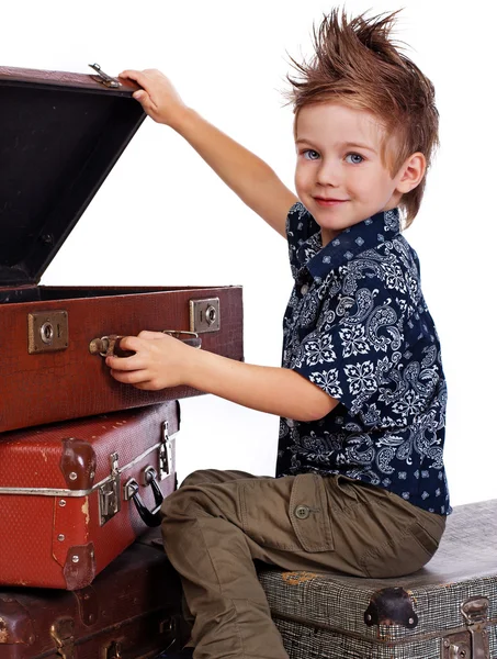 Retrato de niño guapo posando sobre fondo blanco con bolsa — Foto de Stock