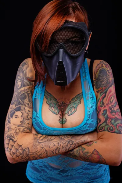 Tattoed meisje in een gas masker — Stockfoto