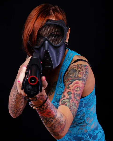 Cyberpunk meisje met een jachtgeweer — Stockfoto
