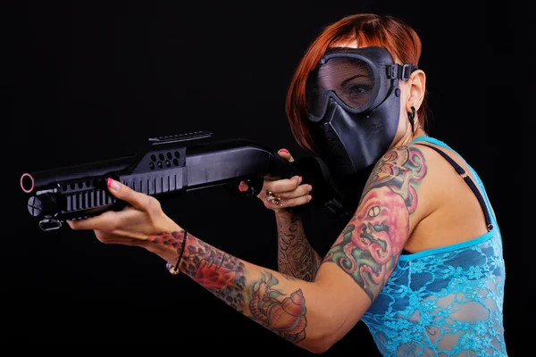 女孩与纹身和一把枪 — 图库照片