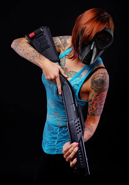 纹身的女孩与猎枪 — 图库照片