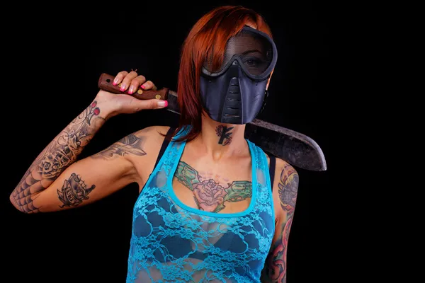 Tattoed meisje in een masker — Stockfoto