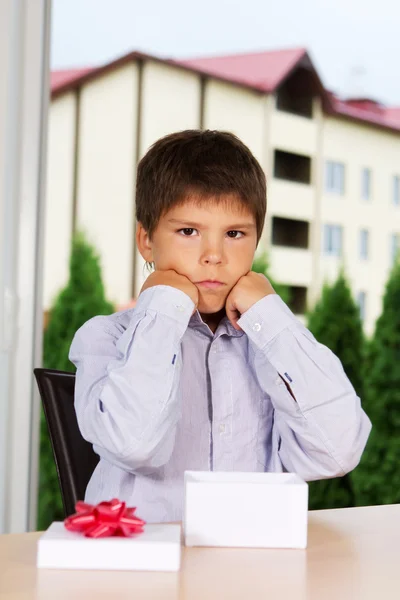 Porträtt av stilig kid öppnade sin gåva på birthsday — Stockfoto