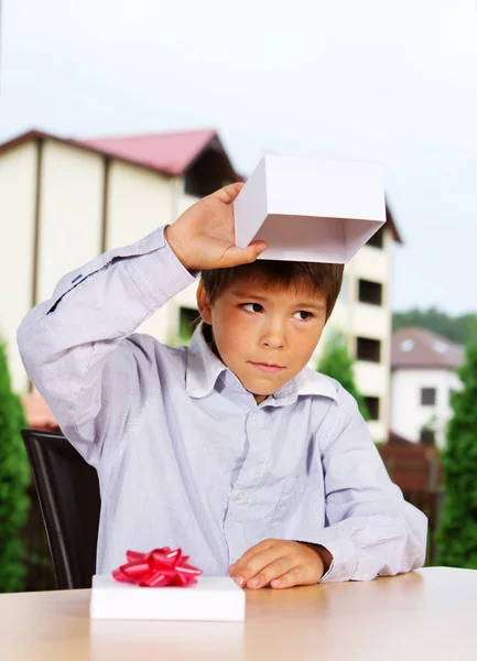 ハンサムな子供の肖像画 birthsday 上の彼のギフトを開く — ストック写真