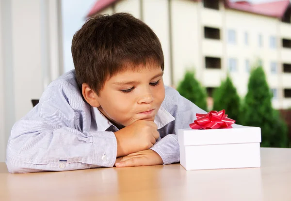 Portret van knappe jongen gaan openen geschenk — Stockfoto
