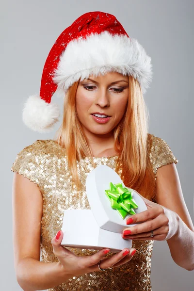 Retrato de menina bonita posando em estúdio em chapéu de Natal — Fotografia de Stock