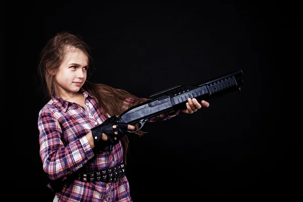 Porträt eines schönen Mädchens posiert mit Waffe im Studio — Stockfoto