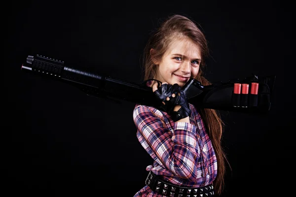 Porträtt av vacker flicka poserar i studio med pistol — Stockfoto