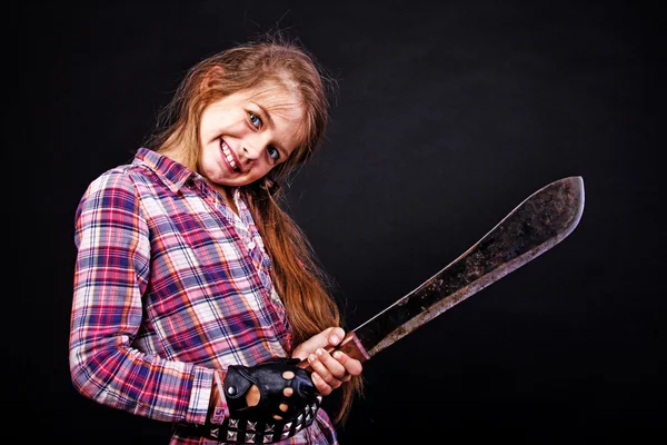 Retrato de menina bonita posando em estúdio com facão — Fotografia de Stock