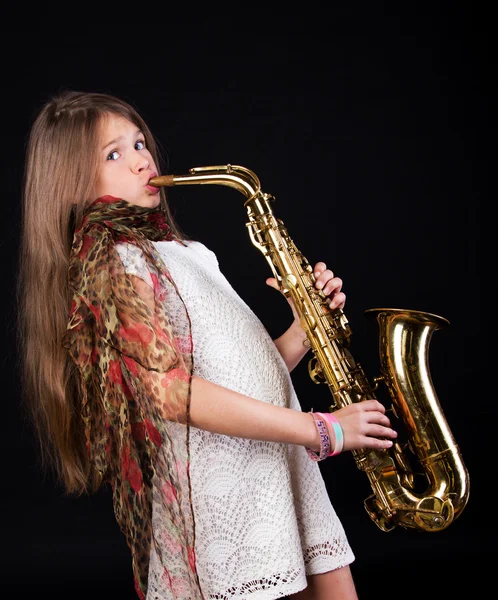 Retrato de menina bonita posando em estúdio com saxofone — Fotografia de Stock