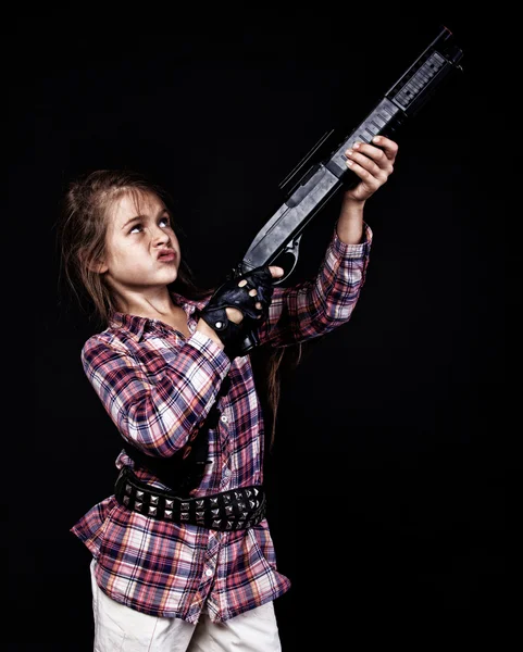Porträtt av vacker flicka poserar i studio med pistol — Stockfoto