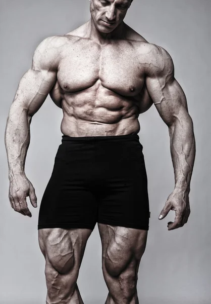 Portrait de beau bodybuilder posant sur fond blanc — Photo