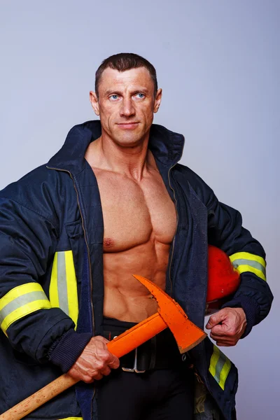 Retrato de bombero guapo posando sobre fondo blanco —  Fotos de Stock