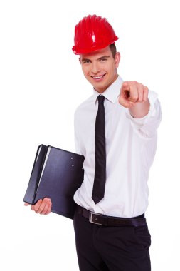 kask içinde beyaz zemin üzerine poz yakışıklı bir adam portresi