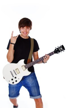 Beyaz arka plan üzerinde gitar ile poz yakışıklı bir adam portresi