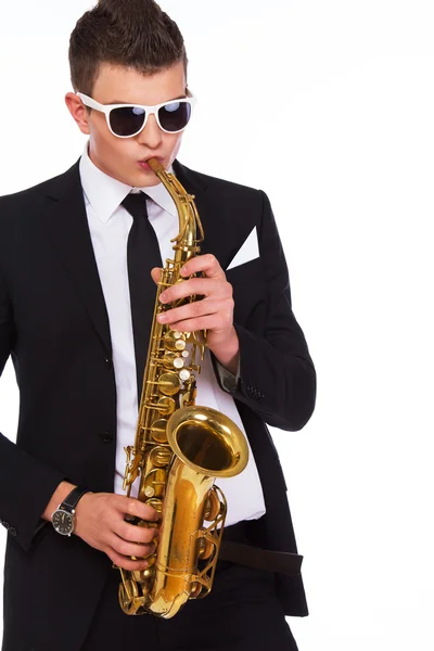 Portret przystojny mężczyzna pozowanie na białym tle z saxopho — Zdjęcie stockowe