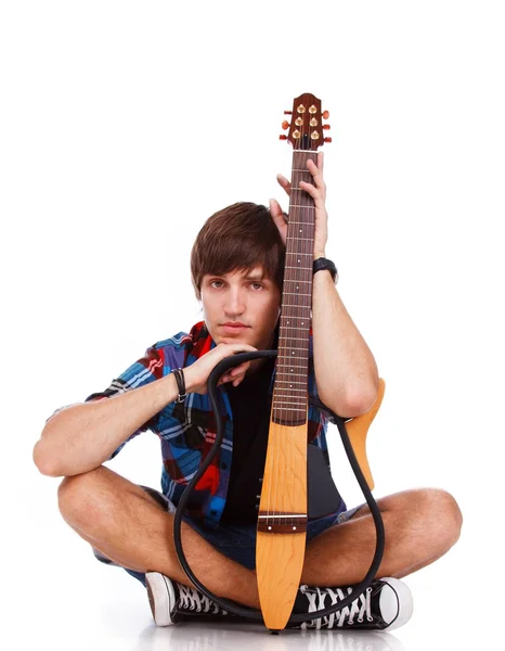 Portret van knappe man poseren op witte achtergrond met gitaar — Stockfoto