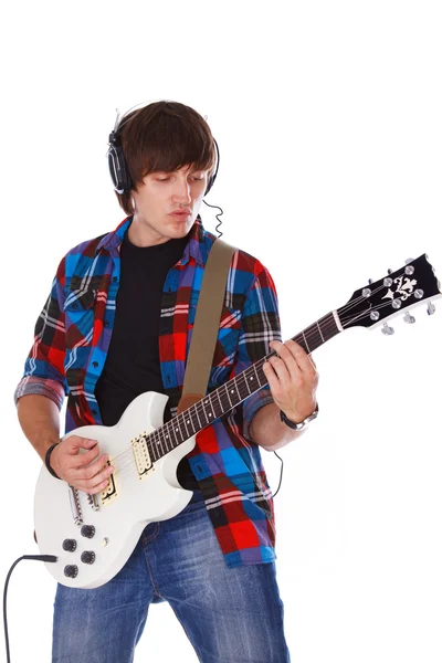 Retrato de hombre guapo posando sobre fondo blanco con guitarra —  Fotos de Stock