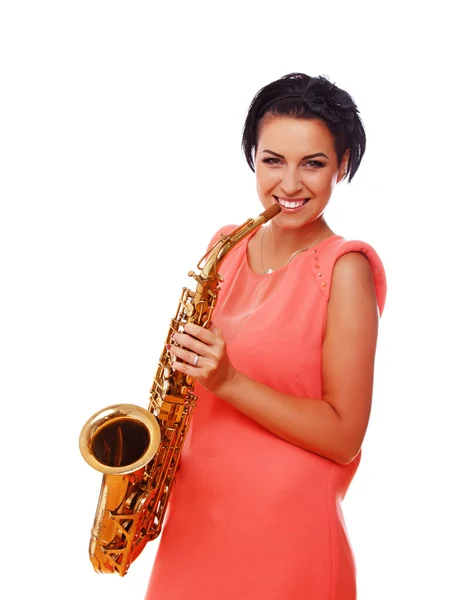 Porträt einer schönen Frau posiert auf weißem Hintergrund mit Saxofon — Stockfoto