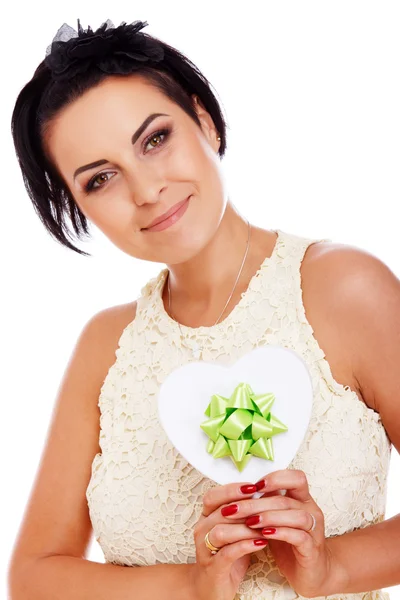 Porträt der schönen Frau posiert auf weißem Hintergrund mit einem gi — Stockfoto