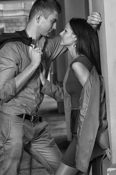 Portrait of couple posing in center of city — Stock Photo, Image