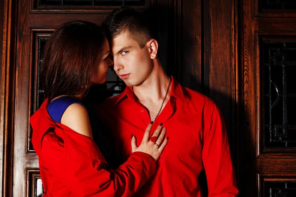 Retrato de una hermosa pareja posando en la ciudad — Foto de Stock