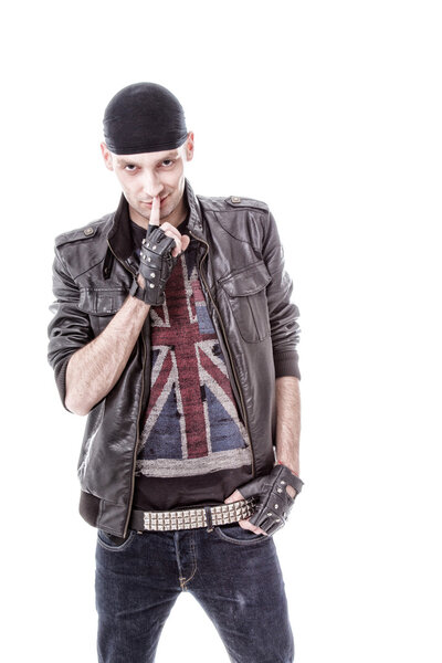 Портрет красивого мужчины, позирующего на белом фоне
