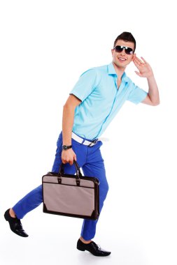 çanta siyah zemin üzerine poz yakışıklı bir adam portresi