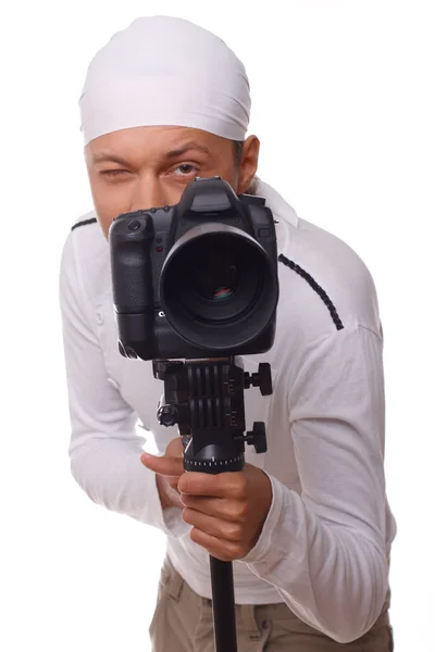 Retrato de homem bonito posando no fundo branco com câmera — Fotografia de Stock