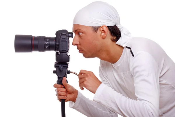 Портрет красивого мужчины, позирующего на белом фоне с камерой — стоковое фото