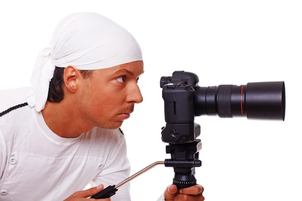 Retrato del hombre guapo posando sobre fondo blanco con cámara —  Fotos de Stock