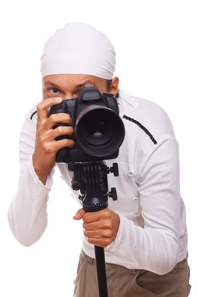 Portret van knappe man poseren op witte achtergrond met camera — Stockfoto