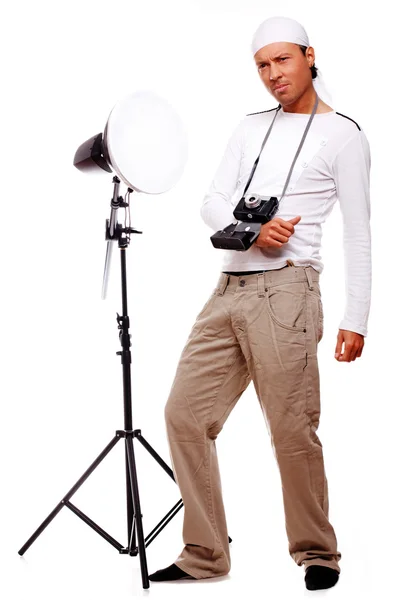 Retrato del hombre guapo posando sobre fondo blanco con cámara —  Fotos de Stock